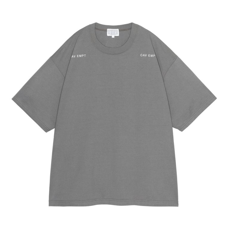 100%コットン。厚手天竺生地。プルオーバー。クルーネック。セットインスリーブ。前身頃ショルダーに刺繍でCAV EMPT。裾にスリット。ビッグシルエット。ウォッシュ加工。日本製。