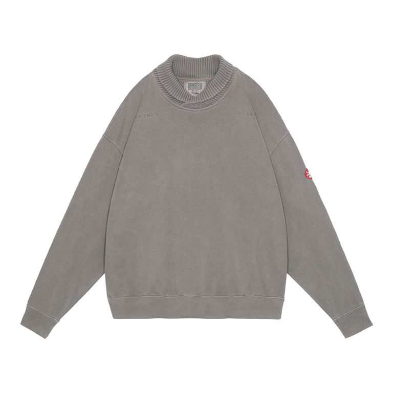 100%コットン。厚手天竺生地。プルオーバー。セットインスリーブ。前身頃ショルダーに刺繍でCAV EMPT。後ろ身頃表、裏に布パッチ。左袖上部にシリコンパッチ。襟で色・生地切り替え。ワイドシルエット。オーバーダイウォッシュ加工。日本製。
