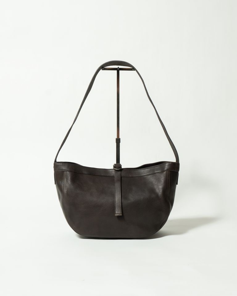 コンパクトなサイズ感に、ホースレザーの艶と深みを凝縮したLot.018 Small。緩やかな曲線を描くフロントパネルと中央のレザーストラップが、静かな緊張感を漂わせます。