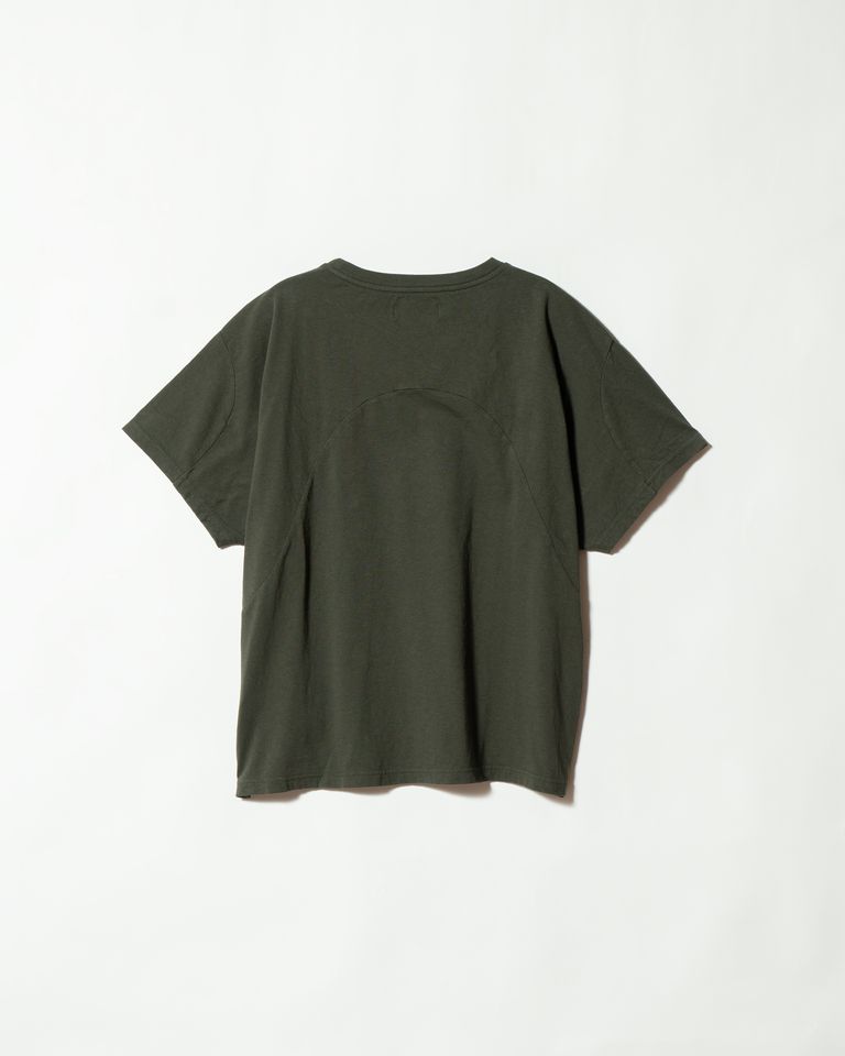 白背景でのバック全体フラットレイ。背面のアーチ型切り替えと、脇下からバックへつながるパターンラインが明瞭に確認できる。ドルマン調の袖付けにより裾に向かって自然に広がるシルエットが、平置きでも見て取れる。縫製の精度と生地のハリ感も確認しやすいカット。