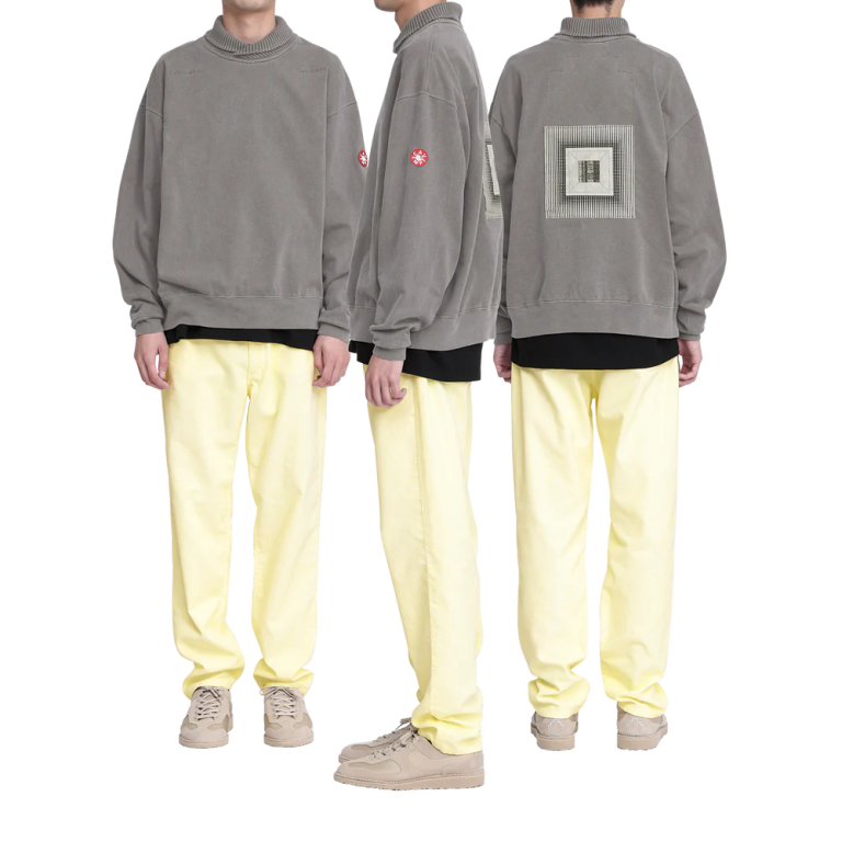 100%コットン。厚手天竺生地。プルオーバー。セットインスリーブ。前身頃ショルダーに刺繍でCAV EMPT。後ろ身頃表、裏に布パッチ。左袖上部にシリコンパッチ。襟で色・生地切り替え。ワイドシルエット。オーバーダイウォッシュ加工。日本製。