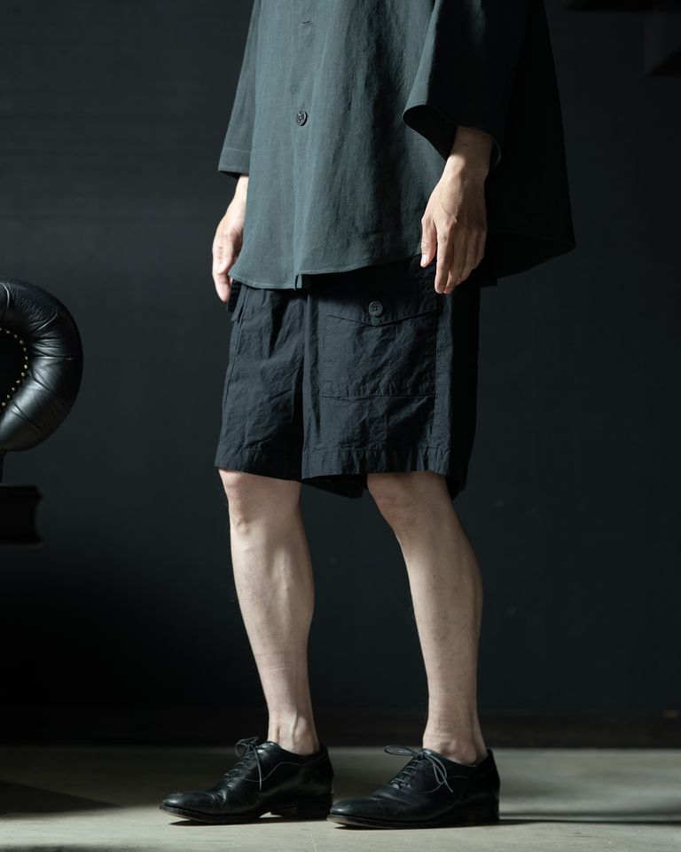 サイドから見ると、フラップポケットのボタンが程よいアクセントになっているのがわかる。腰まわりにゆとりを持たせながらも、裾に向かって自然に絞れるシルエット。