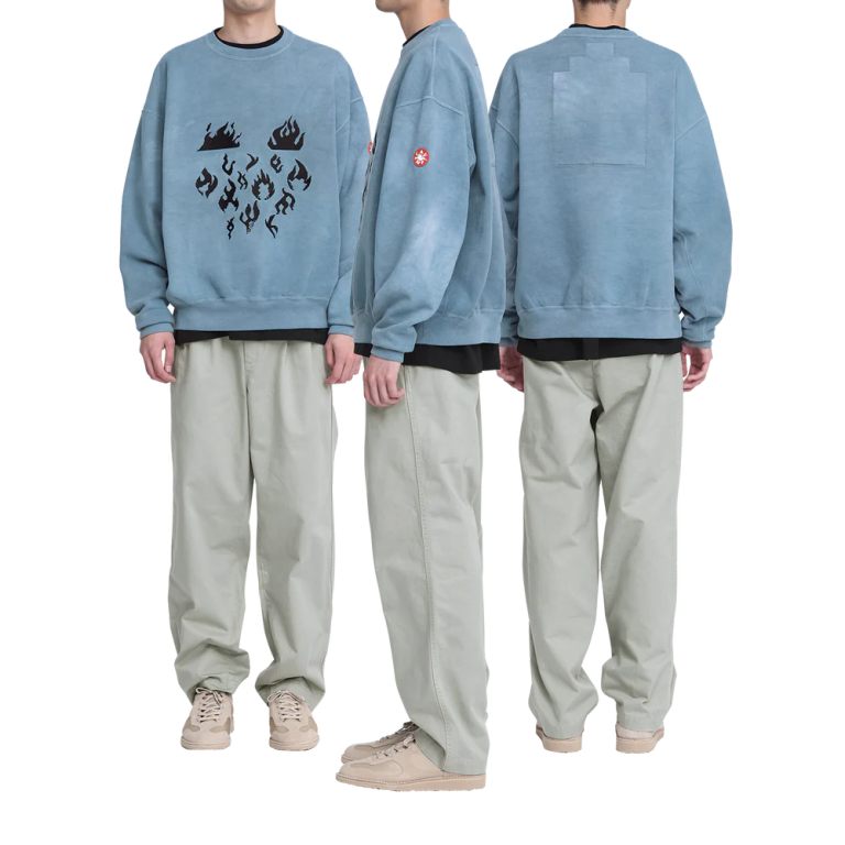 100%コットン。スウェット生地。プルオーバー。クルーネック。セットインスリーブ。前身頃に刺繍でグラフィック。後ろ身頃裏に布パッチ。後ろ身頃表にリフレクタープリント。左袖上部にシリコンパッチ。袖下、脇で生地切り替え。ワイドシルエット。オーバーダイウォッシュ加工。日本製。