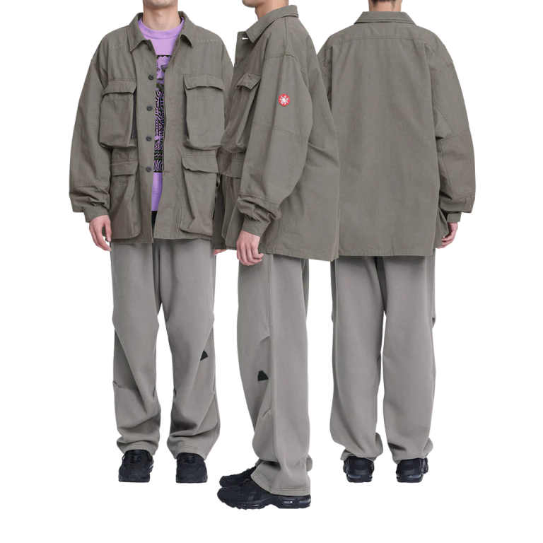 100%コットン。ボタンアップ。比翼フラップ。セットインスリーブ。前身頃ショルダーに刺繍でCAV EMPT。左袖上部にシリコンパッチ。前身頃にベローズポケット。脇下にメッシュベンチレーション。袖口にストラップ。ワイドシルエット。ウォッシュ加工。日本製。