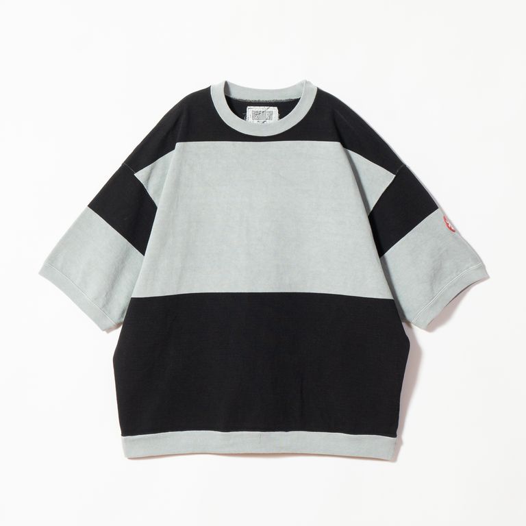 （GREY2）
100%コットン。厚手天竺生地。ボーダーストライプ。プルオーバー。クルーネック。セットインスリーブ。後ろ身頃裏に布パッチ。後ろ身頃表にリフレクタープリント。左袖上部にシリコンパッチ。ワイドシルエット。オーバーダイウォッシュ加工。日本製。