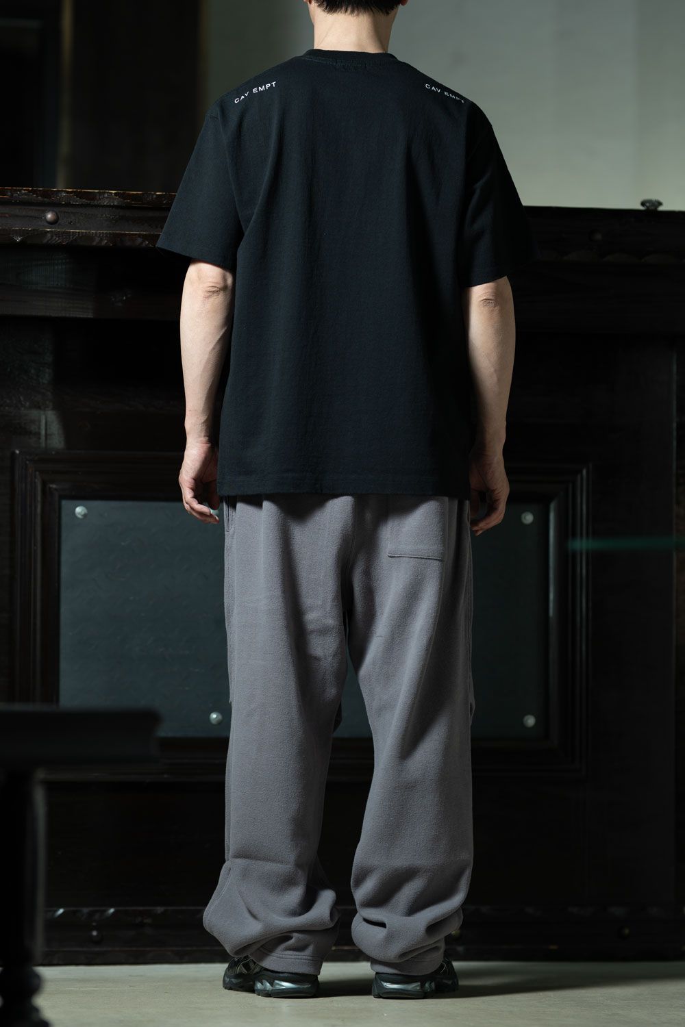 C.E One Dimensional Projection T × DBL Knit Jog Pants Khaki、オールC.Eで組むカーキ配色のジョグパンツコーデ