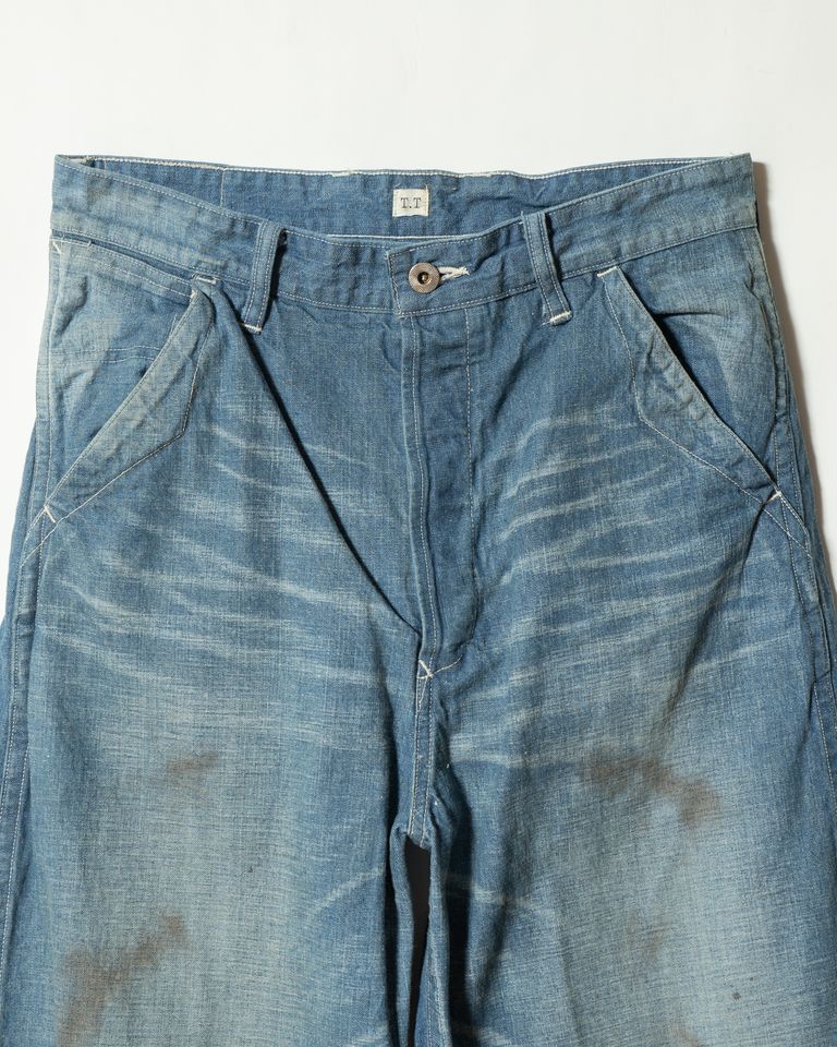 フロントはT.Tオリジナルの刻印入り鉄ボタンを採用。未メッキのため経年で自然に錆び、唯一無二の表情へと育っていく。2本針ステッチが醸す丁寧な仕立ても見どころ。