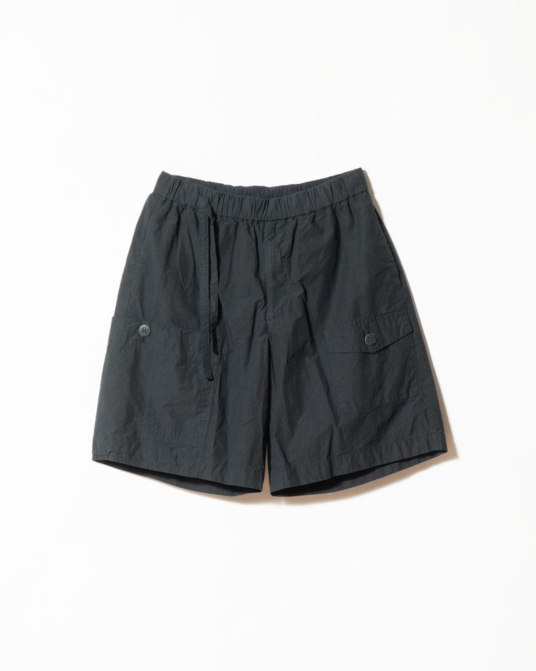 エラスティックウエストにドローコード、両サイドにボタン留めのフラップポケットを配したField Work Shorts。コットン100%の薄手生地はナチュラルなシワ感を持ち、チャコールブラックの落ち着いた色味がワークディテールをドレスアップする。ゆとりのあるワイドシルエットで、脚まわりに自然な空気感が生まれる。