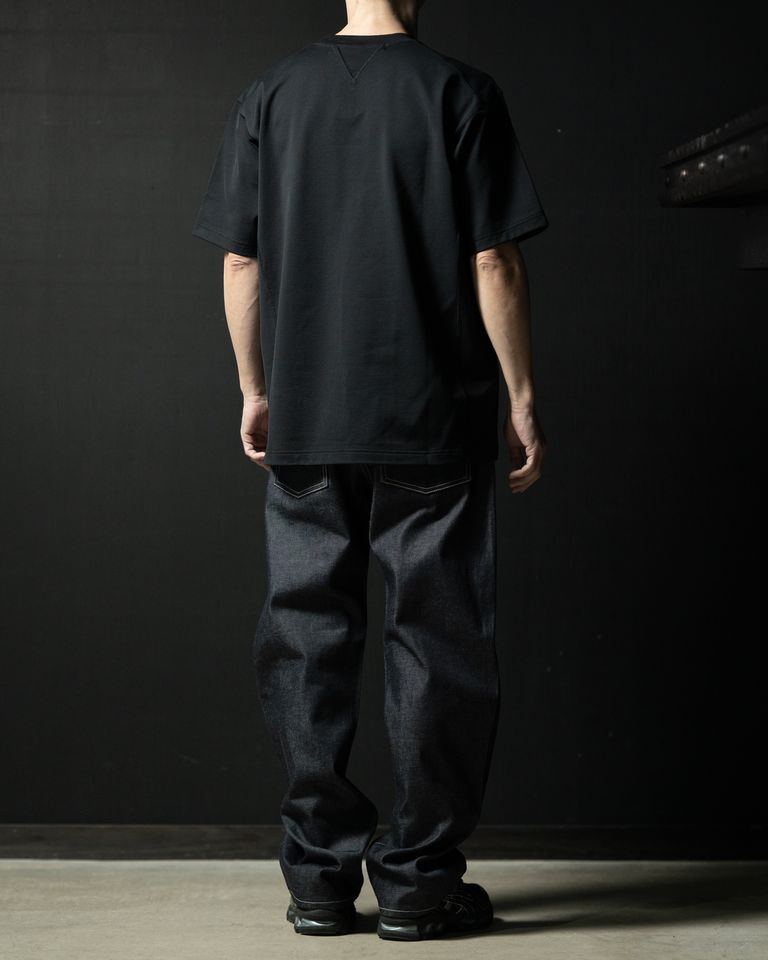 カルフォルニア綿を100％使用したT シャツです。紳士服やモーニングコートなどでよく見られる肩線や脇線を後ろに移動させ、前から見た時にシームが見えなくなり、フォーマルに仕立てる仕様をT シャツに採用しています。脇部分にマチを付けているので、タックインをした状態から袖を上げても裾が外に出ない構造になっています。