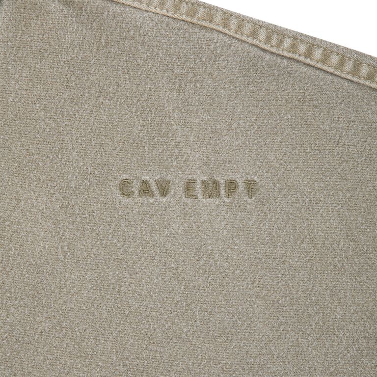 100%コットン。ボタンアップ。比翼フラップ。前身頃ショルダーに刺繍でCAV EMPT。左袖上部にシリコンパッチ。前身頃にベローズポケット。身頃裏ウエストにドローストリング。袖口にベルクロストラップ。袖にタック。ワイドシルエット。オーバーダイウォッシュ加工。日本製。