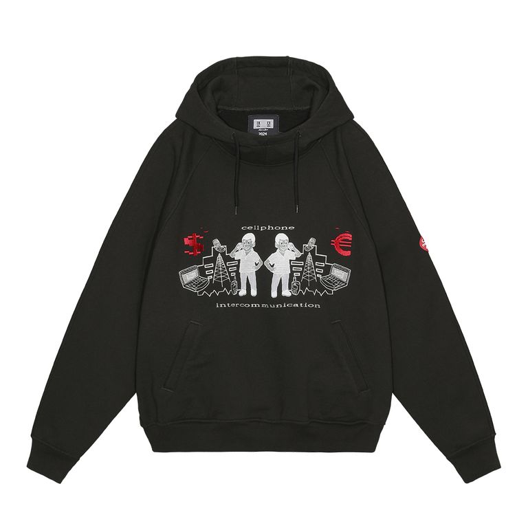 100%コットン。スウェット生地。プルオーバー。ラグランスリーブ。前身頃に刺繍とプリントでグラフィック。後ろ身頃裏に布パッチ。後ろ身頃表にリフレクタープリント。左袖上部にシリコンパッチ。前身頃にウェルトポケット。フードにドローストリング。ワイドシルエット。ウォッシュ加工。日本製。