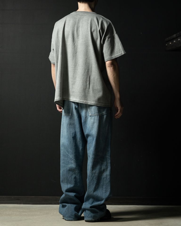 Taiga Takahashi のアイコニックアイテムでもある LOT.601 Tee Shirt 。粉末状にした備長炭を使用し、小さな窯で染めることにより独特の風合いを出した。