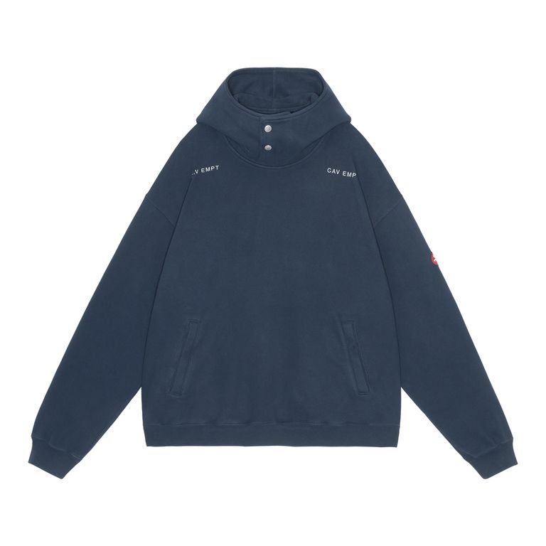 100%コットン。二重編み生地。プルオーバー。セットインスリーブ。前身頃ショルダーに刺繍でCAV EMPT。後ろ身頃裏に布パッチ。後ろ身頃表にリフレクタープリント。左袖上部にシリコンパッチ。前身頃にウェルトポケット。フードにボタン。ワイドシルエット。ウォッシュ加工。日本製。