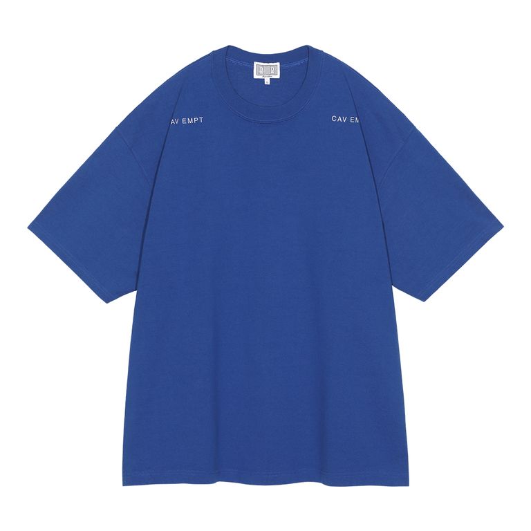 100%コットン。厚手天竺生地。プルオーバー。クルーネック。セットインスリーブ。前身頃ショルダーに刺繍でCAV EMPT。後ろ身頃にグラフィック。裾にスリット。ビッグシルエット。ウォッシュ加工。日本製。