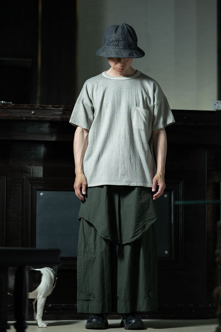 amachi. Layered Utility Pants × T.T Tee、グリーングレーで落ち着かせる大人のワークスタイル