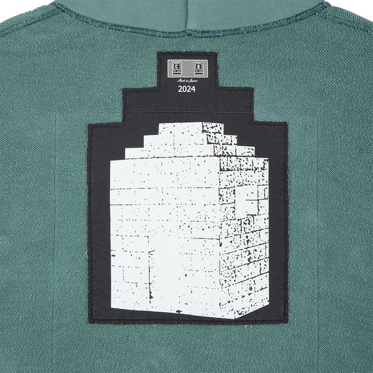 100%コットン。スウェット生地。プルオーバー。セットインスリーブ。前身頃に刺繍でCAV EMPT。後ろ身頃表、裏に布パッチ。左袖上部にシリコンパッチ。前身頃にマフポケット。フードにドローストリング。袖下、脇で生地切り替え。ワイドシルエット。バイオウォッシュ加工。日本製。