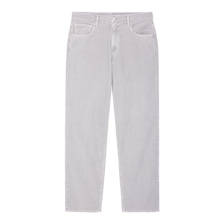 オーバーダイウォッシュによって生まれた、奥行きのあるグレートーン。コーデュロイ特有の細かなウェールが光を受けて表情を変える。腰まわりにゆとりを持たせ、裾にかけて緩やかに絞るワイドテーパードシルエットが、リラックスと品格を同時に体現する。