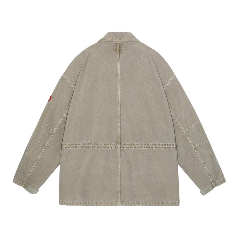 100%コットン。ボタンアップ。比翼フラップ。前身頃ショルダーに刺繍でCAV EMPT。左袖上部にシリコンパッチ。前身頃にベローズポケット。身頃裏ウエストにドローストリング。袖口にベルクロストラップ。袖にタック。ワイドシルエット。オーバーダイウォッシュ加工。日本製。