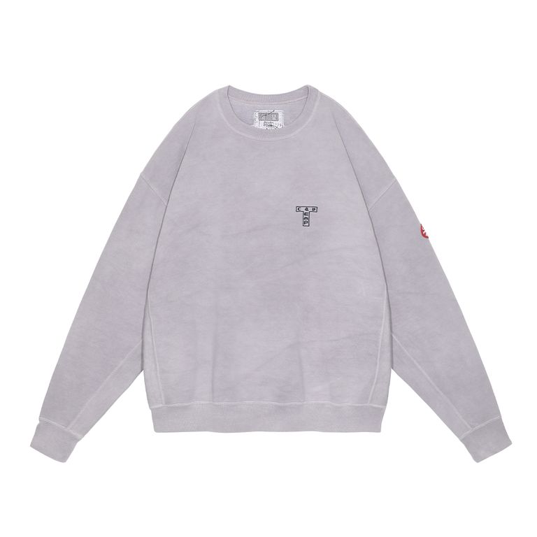 100%コットン。スウェット生地。プルオーバー。クルーネック。セットインスリーブ。前身頃に刺繍でグラフィック。後ろ身頃裏に布パッチ。後ろ身頃表にリフレクタープリント。左袖上部にシリコンパッチ。袖下、脇で生地切り替え。ワイドシルエット。オーバーダイウォッシュ加工。