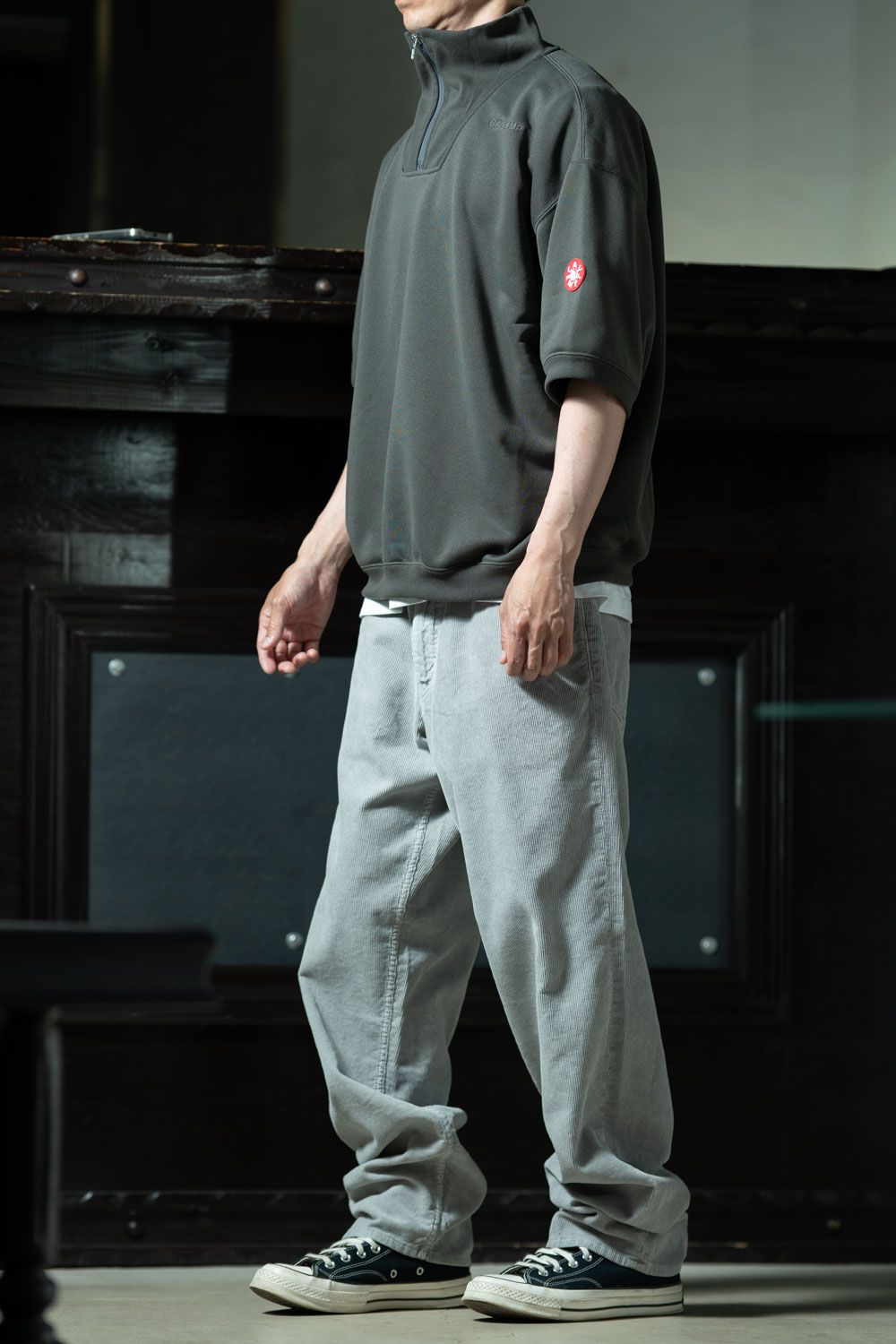 Jersey × Corduroy — C.E PE Jersey Half Zip × 1992 COLOUR CORDS、夏ジャージに秋素材を仕込むグレートーンスタイル