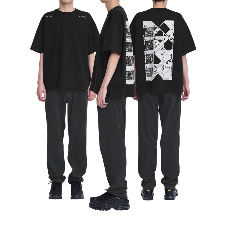 100%コットン。厚手天竺生地。プルオーバー。クルーネック。セットインスリーブ。前身頃ショルダーに刺繍でCAV EMPT。後ろ身頃にグラフィック。裾にスリット。ビッグシルエット。ウォッシュ加工。日本製。