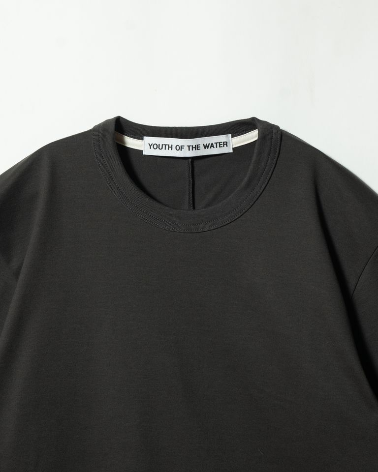 程よく詰まったクルーネック。内側の配色テープとブランドタグがさりげないアクセントに。繰り返しの着用でもヨレにくい、安定感のある襟元です。