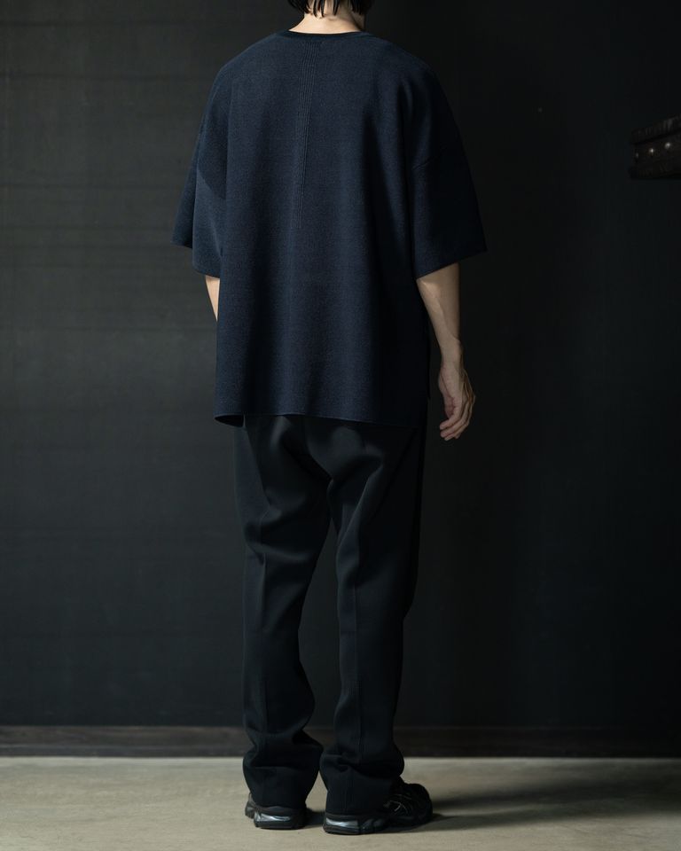 身長168cm 体重55kg 着用サイズ3  ミラノリブによるしっかりとした編み地が特徴のパンツ。クリースライン。ゴム紐ウエスト仕様。ジッパーフライ。サイドポケット、バックパッチポケット