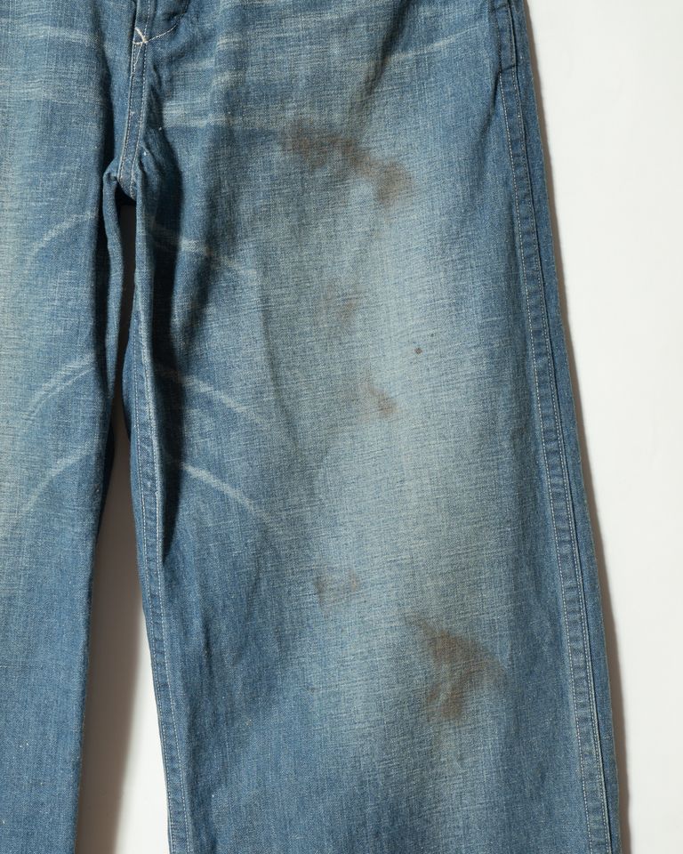 脚全体に広がる有機的なオイルステインが、このパンツに確かな「生活史」を与える。洗いを重ねるごとにデニムの表情が変化し、さらに深みを増していく。