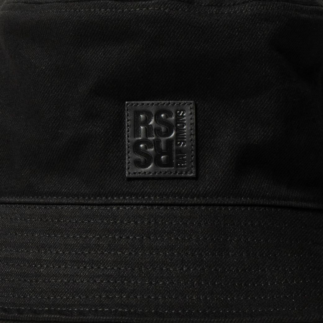 Bucket hat with small leather patch