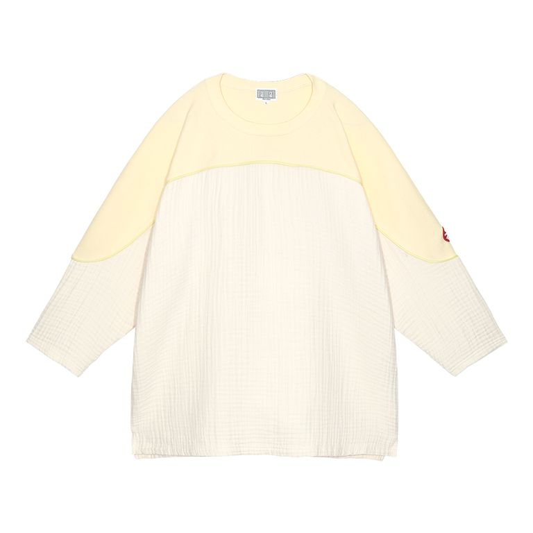 100%コットン。ガーゼ生地。プルオーバー。クルーネック。後ろ身頃ショルダーに刺繍でCAVEMPT。左袖上部にシリコンパッチ。身頃上部で色・生地切り替え。切り替え部分にパイピング。裾脇にスリット。ワイドシルエット。ウォッシュ加工。日本製。