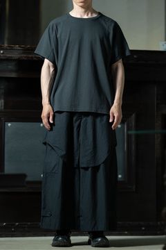amachi. Fabric Forming Tee × Layered Utility Pants｜立体成型Tシャツで作る黒の陰影コーデ