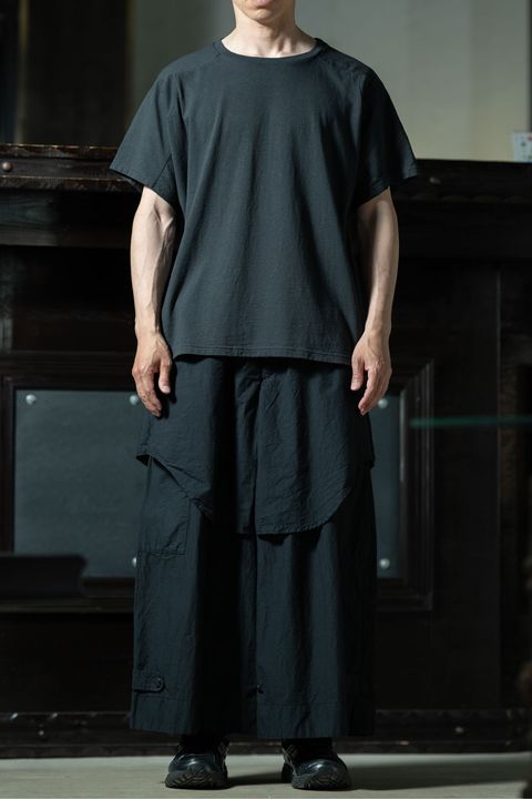 amachi. Fabric Forming Tee × Layered Utility Pants｜立体成型Tシャツで作る黒の陰影コーデ