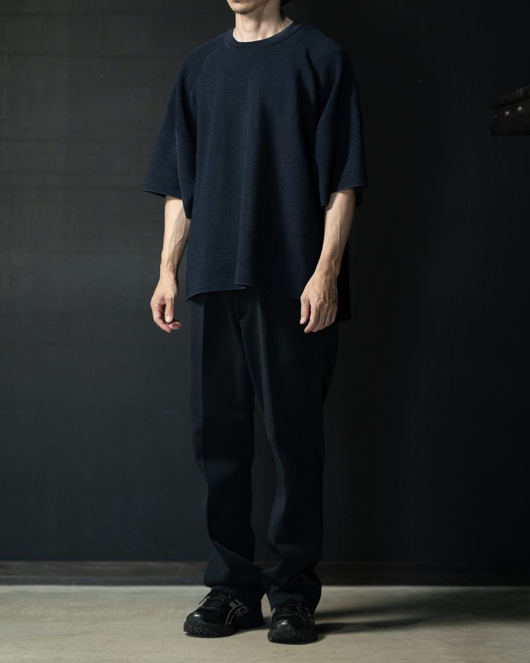 身長168cm 体重55kg 着用サイズ3  ミラノリブによるしっかりとした編み地が特徴のパンツ。クリースライン。ゴム紐ウエスト仕様。ジッパーフライ。サイドポケット、バックパッチポケット