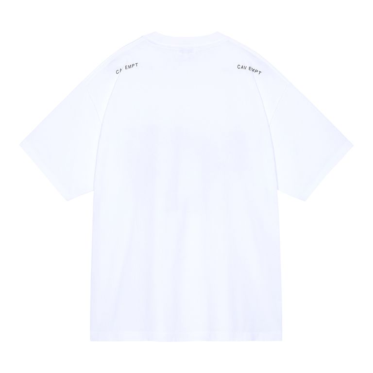 100%コットン。プルオーバー。 クルーネック。前身頃にグラフィック。 後ろ身頃ショルダーにCAV EMPT。ウォッシュ加工。 日本製。