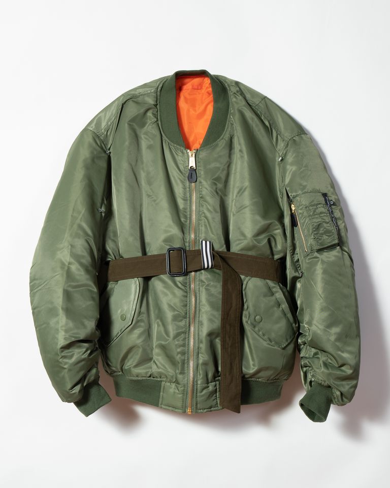 MY BOMBER - Customized bomber jacketは、マリナ イーがデザインしたオリジナルのカスタムMA-1ジャケットです。クラシックなMA-1デザインをベースに、マリナ イーならではの個性的なアクセントが加えられています。特徴的なコートに付いているようなベルトがウエスト部分に配置され、シルエットやスタイリングに変化をもたらしています。