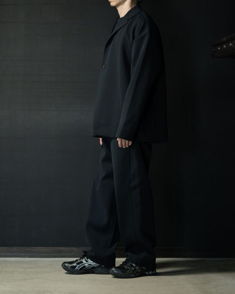身長168cm 体重55kg  着用サイズ3   ミラノリブによるしっかりとした編み地が特徴のジャケット。ゆとりのあるボックスシルエット。一重仕立て。ノッチドラペル。シングルブレスト、一つボタン。サイドシームポケット