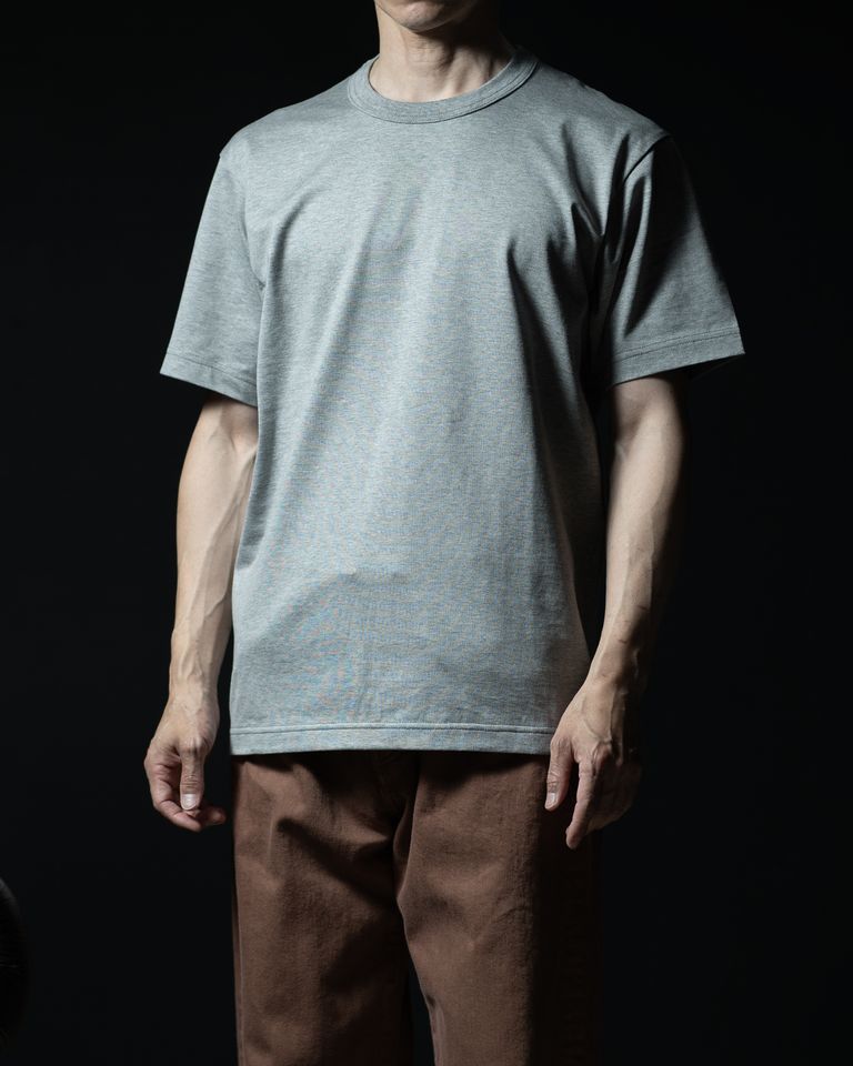 身体に過度に張り付かず、自然に落ちるシルエット。肩から袖にかけてのラインが整い、シンプルながらも洗練された印象に。