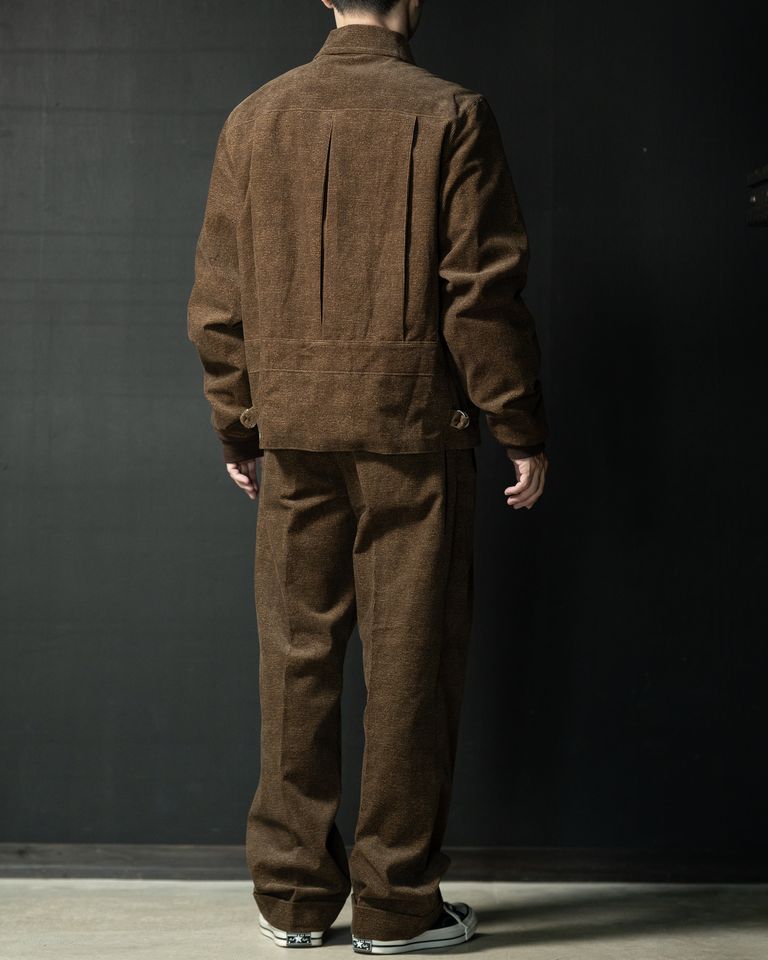 高橋のコレクションの1930年代のスポーツジャケットに使用されていた「TWEEDUROY」を再現した素材を使用。
