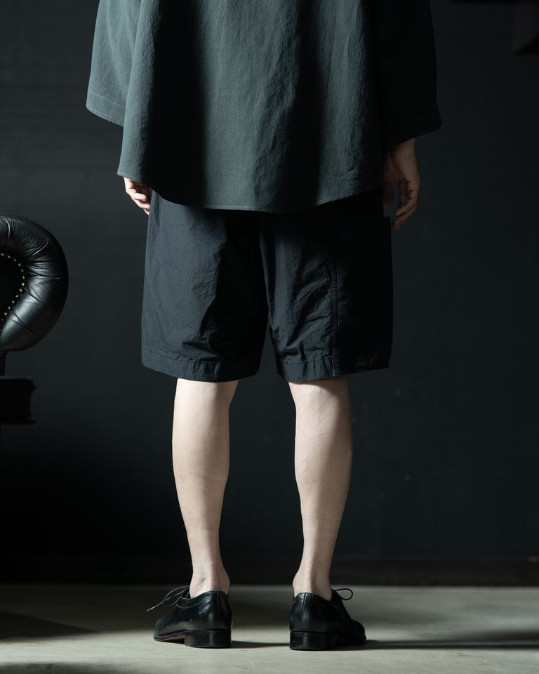 バックシルエットはふくらみすぎず、ウエストから裾まで自然な丸みで落ちる