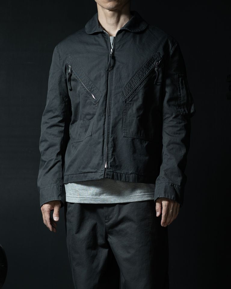 斜めに配置されたポケットと切り替えによって、フロントに立体的な表情を生み出すデザイン。装飾を抑えながらも、構造によって存在感を持たせたディテールです。