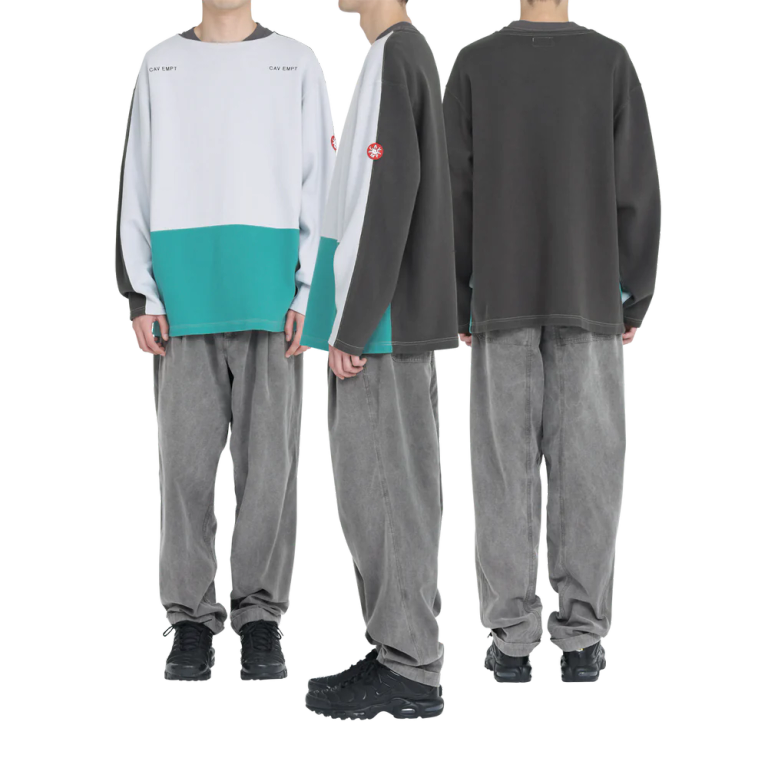 100%コットン。二重編み生地。ボートネック。セットインスリーブ。前身頃両ショルダーに刺繍でCAV EMPT。左袖上部にシリコンパッチ。前身頃、後ろ身頃、袖で色・生地切り替え。コントラストステッチ。ウォッシュ加工。日本製。