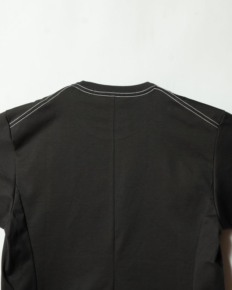 肩からネックにかけて施されたダブルステッチが特徴。構築的なカッティングを強調しつつ、デザインのアクセントとしても機能しています。