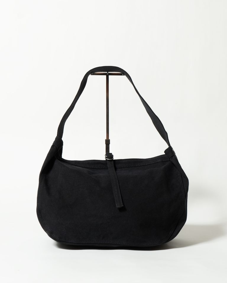 カリフォルニアで見つけた、1930年代の新聞配達の子供達に持たせたニュースボーイバッグ。肩への負担を軽減する幅広のショルダーハンドルと、広いマチは当時の作りのまま、ショルダーハンドルの長さを短く調節し、ボディバッグのように再構築した。