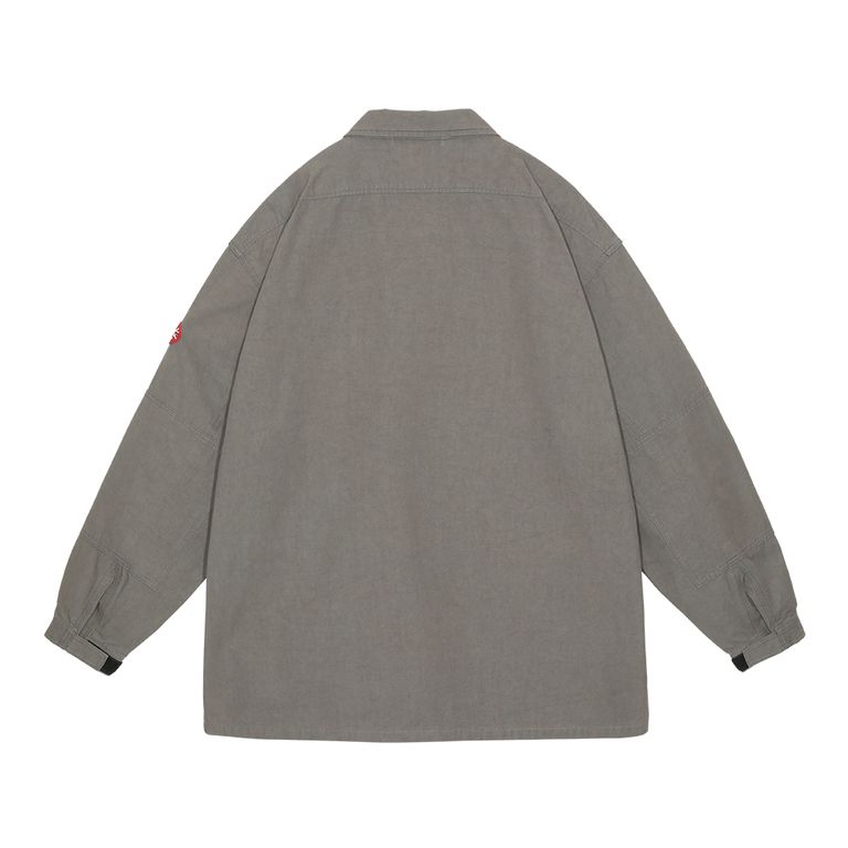100%コットン。ボタンアップ。比翼フラップ。セットインスリーブ。前身頃ショルダーに刺繍でCAV EMPT。左袖上部にシリコンパッチ。前身頃にベローズポケット。脇下にメッシュベンチレーション。袖口にストラップ。ワイドシルエット。ウォッシュ加工。日本製。