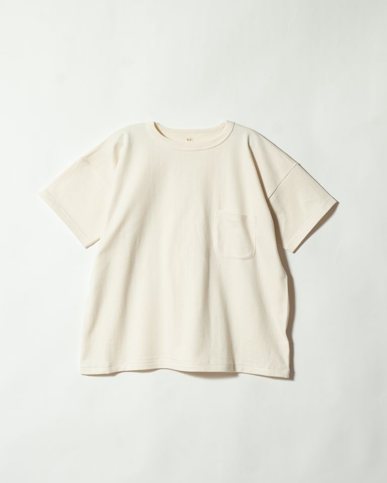 USAコットン使用、和歌山の吊り編み機で織り上げたLot.601 Tee Shirts。生成りの色味と空気を含んだ風合いが一枚で存在感を放つ。胸ポケットとボートネックのような首元が、ヴィンテージアメリカの精神を纏う。