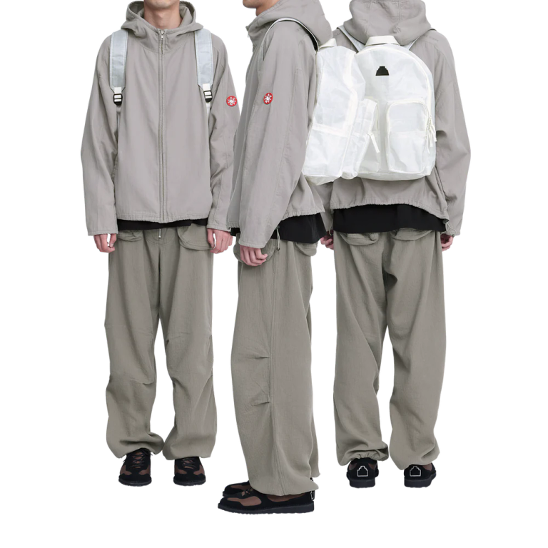 Dyneema®コンポジットファブリック。バックパック。フロントにシリコンパッチ。トップにスライドファスナー開閉式コンパートメント。コンパートメントにラップトップスリーブ。フロントにスライドファスナーパッチポケット。フロント、サイドにポケット。トップにストラップ。ショルダーストラップ裏にメッシュ生地。W42約xH30約xD15約cm。