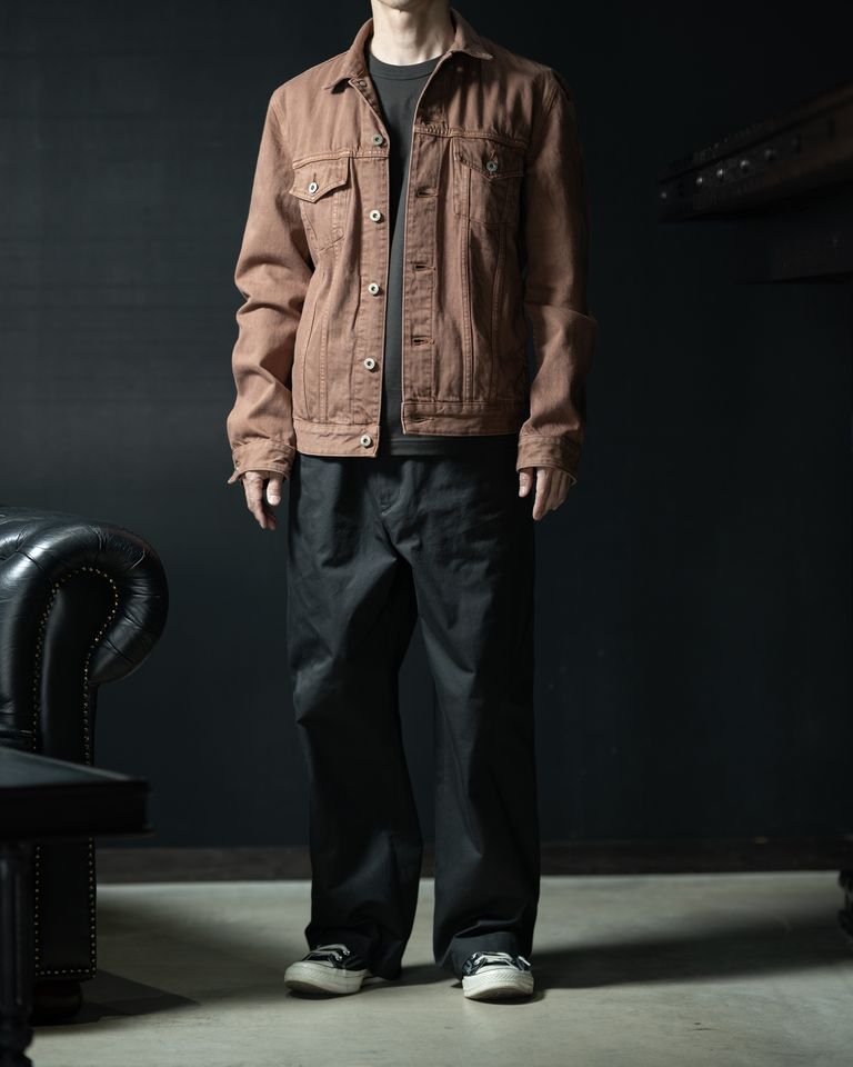 立体的なパターンにより、動きに合わせて美しいドレープが生まれます。カジュアルからジャケットスタイルまで幅広く対応。