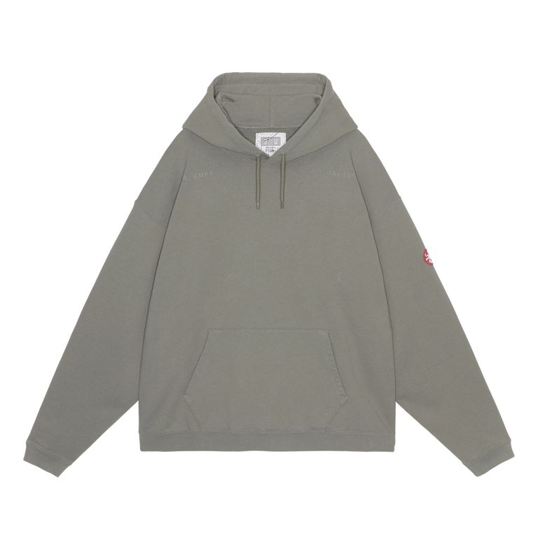 100%コットン。スウェット生地。プルオーバー。セットインスリーブ。前身頃ショルダーに刺繍でCAV EMPT。後ろ身頃裏に布パッチ。後ろ身頃表にリフレクタープリント。左袖上部にシリコンパッチ。身頃脇、袖にパイピング。前身頃にマフポケット。フードにドローストリング。ワイドシルエット。ウォッシュ加工。ブラック、グリーンの2色展開。日本製。