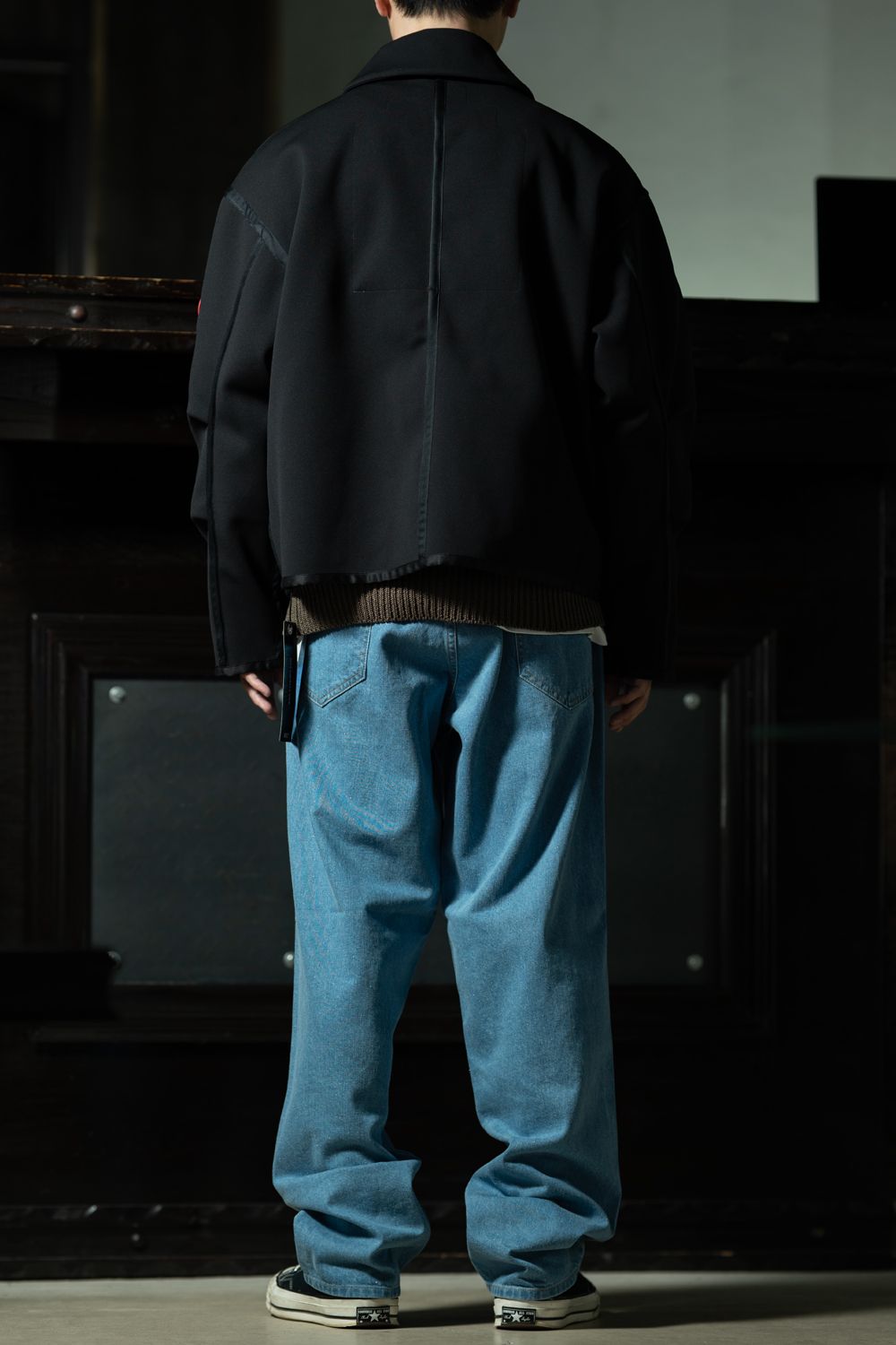 C.E Smooth Zip Up コーデ｜ブラウンニット × インディゴデニムで作る、黒の抜け感スタイル