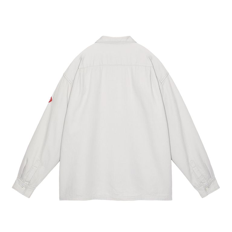 100%コットン。オープンカラー。セットインスリーブ。左袖上部にシリコンパッチ。シングルカフス。前身頃にパッチポケット。ワイドシルエット。バイオウォッシュ加工。日本製。